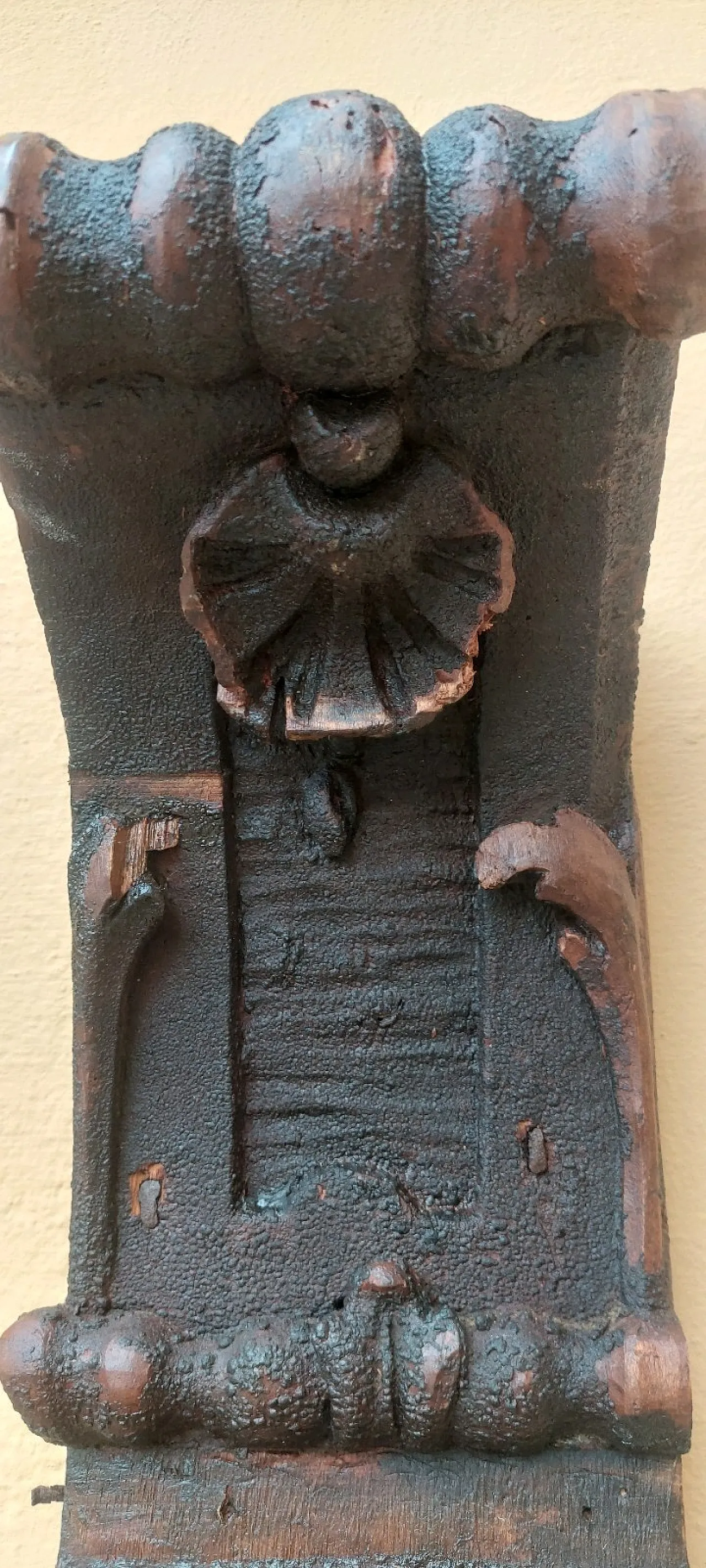 Pair of carved wooden capitals, mid-18th century 7