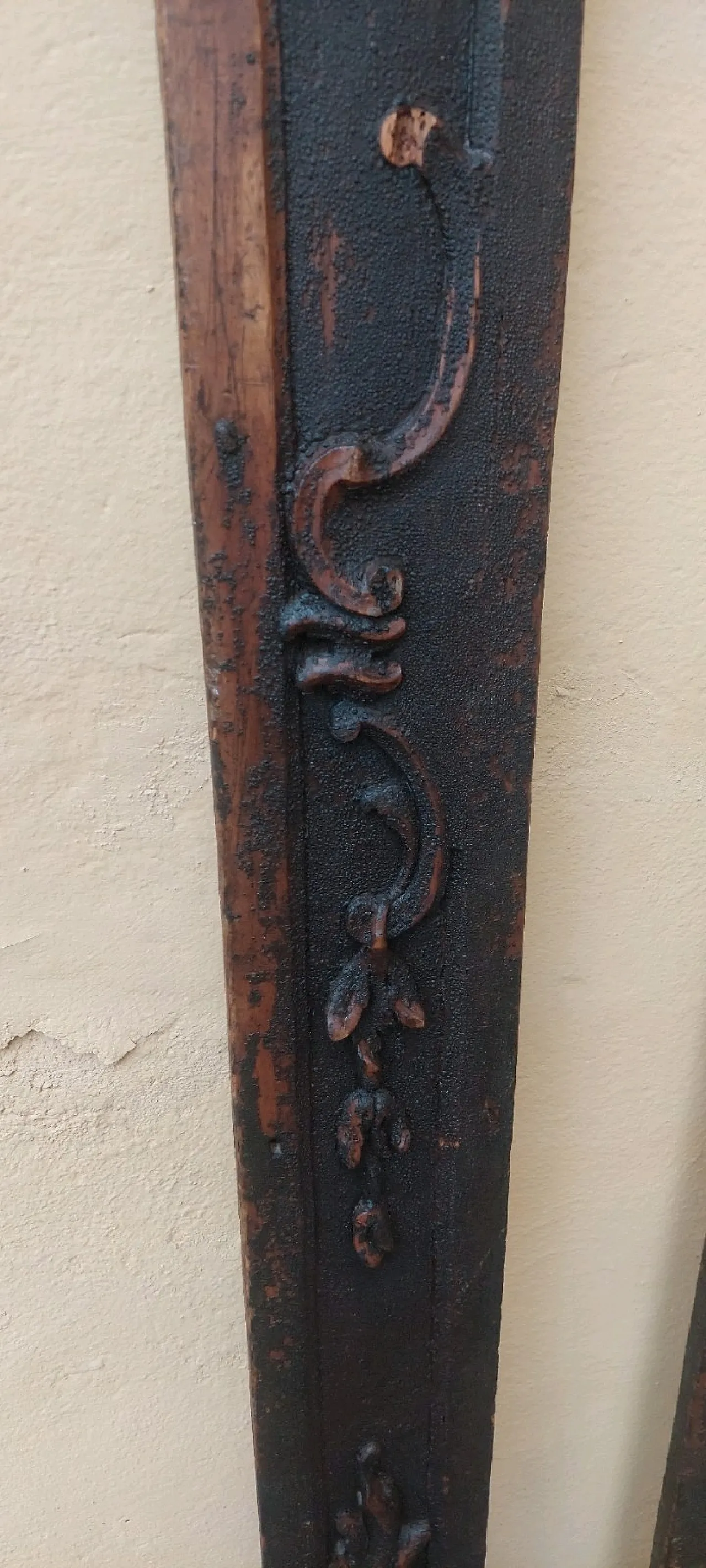 Pair of carved wooden capitals, mid-18th century 8