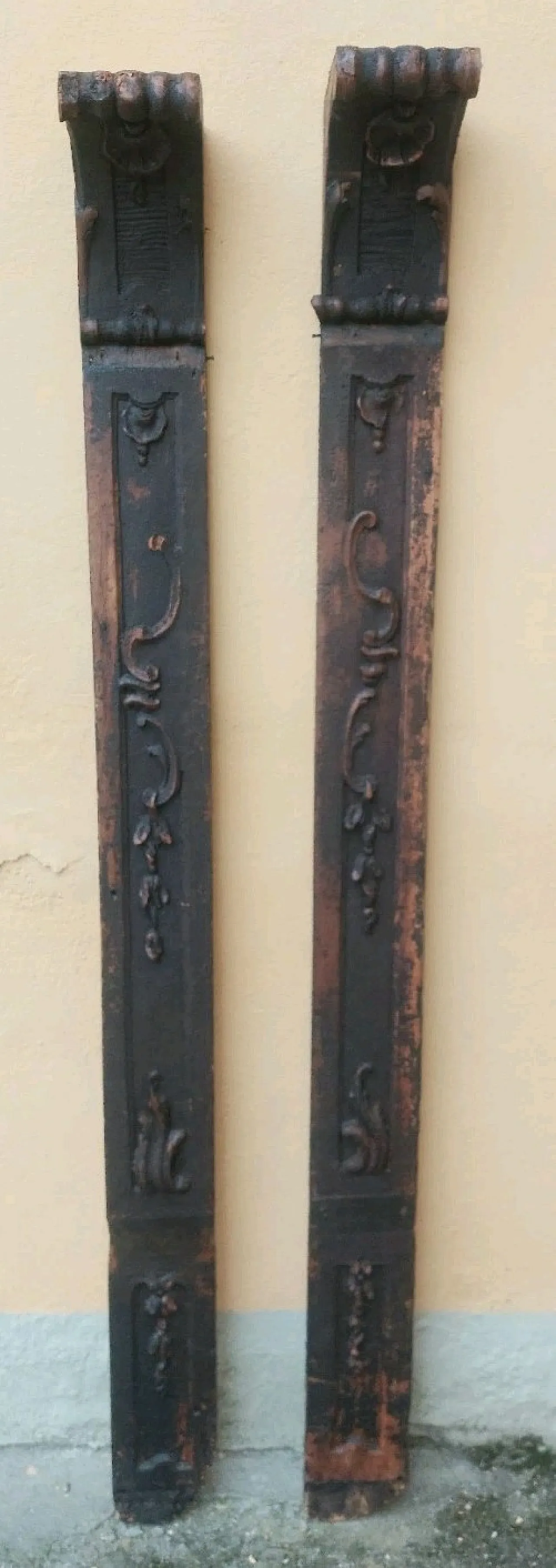 Pair of carved wooden capitals, mid-18th century 12