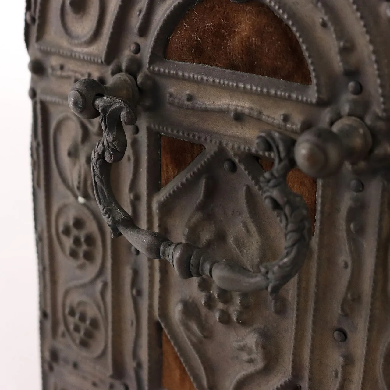 Scrigno in legno e lamierino sbalzato, '800 7