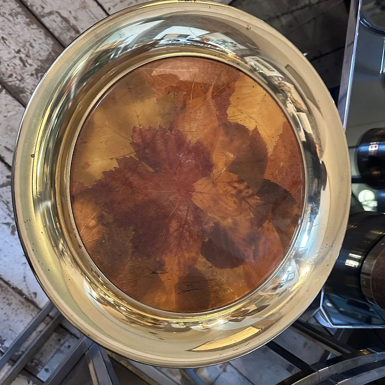 Vassoio rotondo in lucite e ottone, anni '70 3