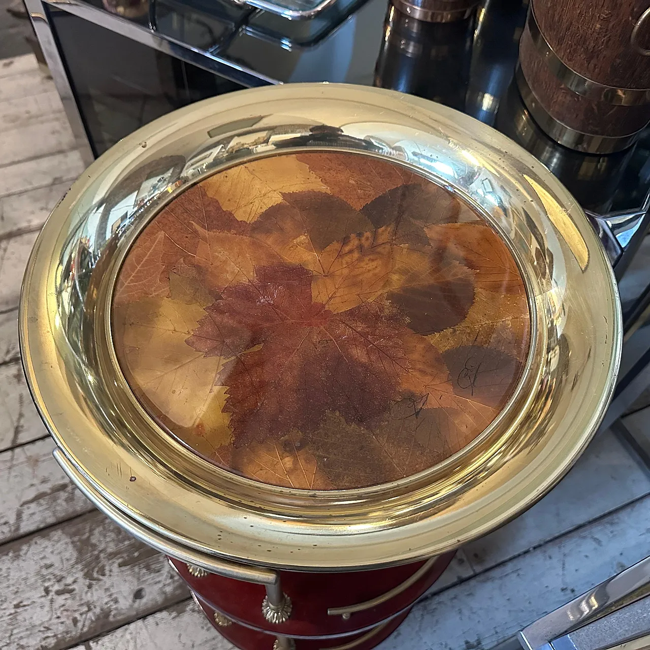 Vassoio rotondo in lucite e ottone, anni '70 4
