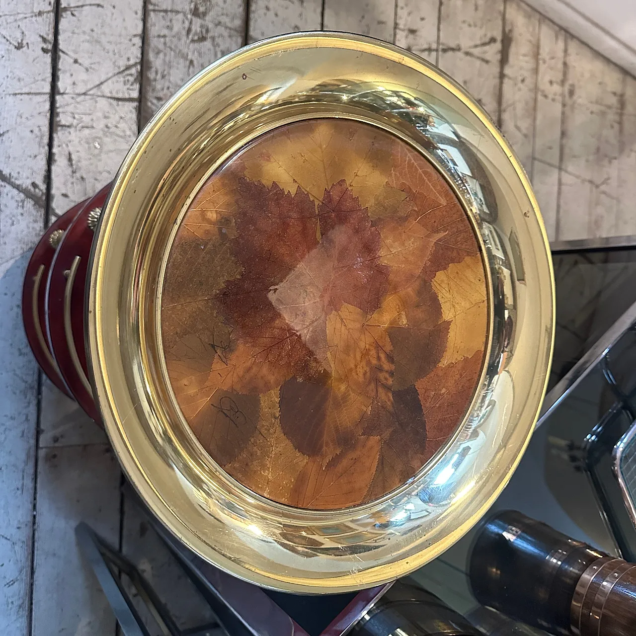 Vassoio rotondo in lucite e ottone, anni '70 5