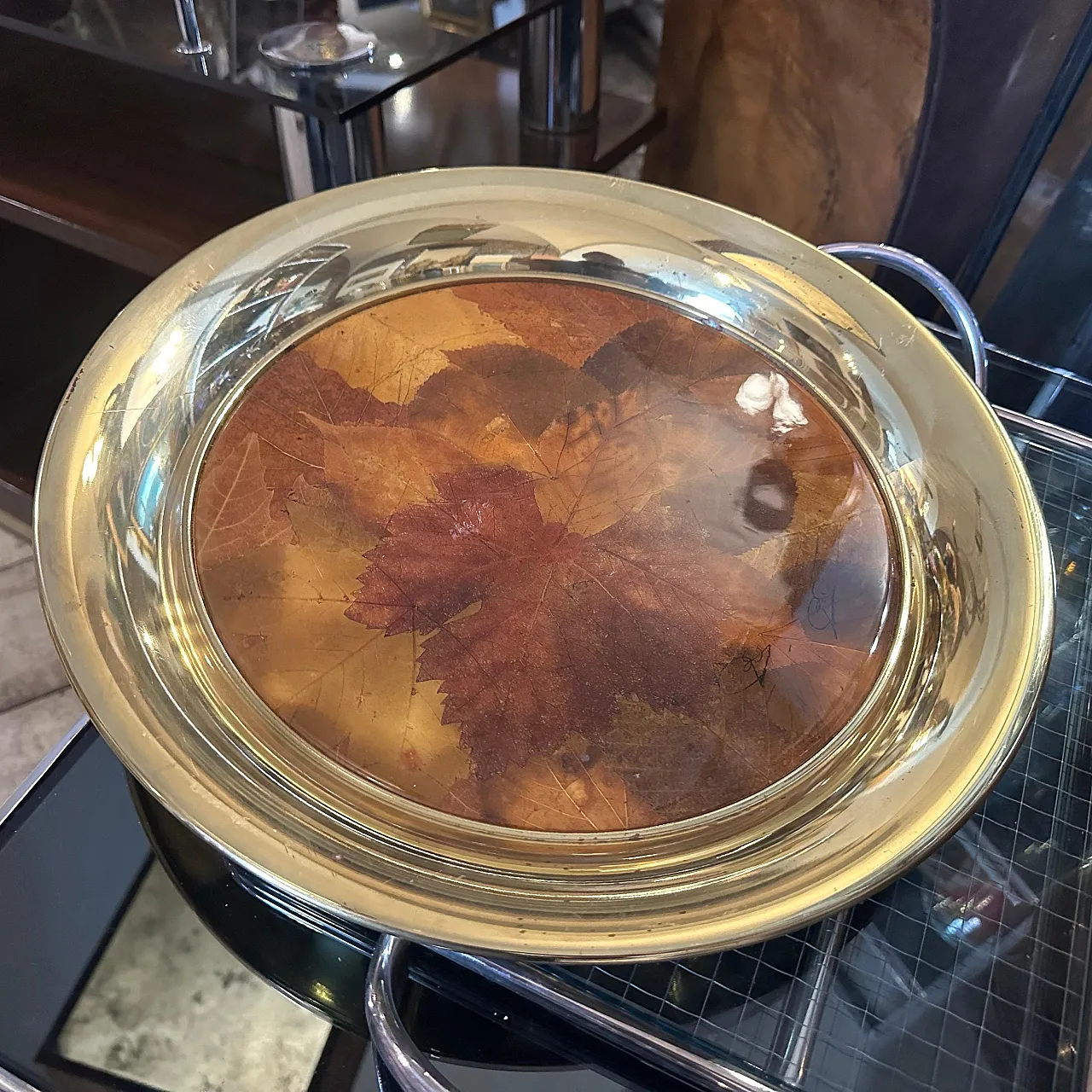 Vassoio rotondo in lucite e ottone, anni '70 10