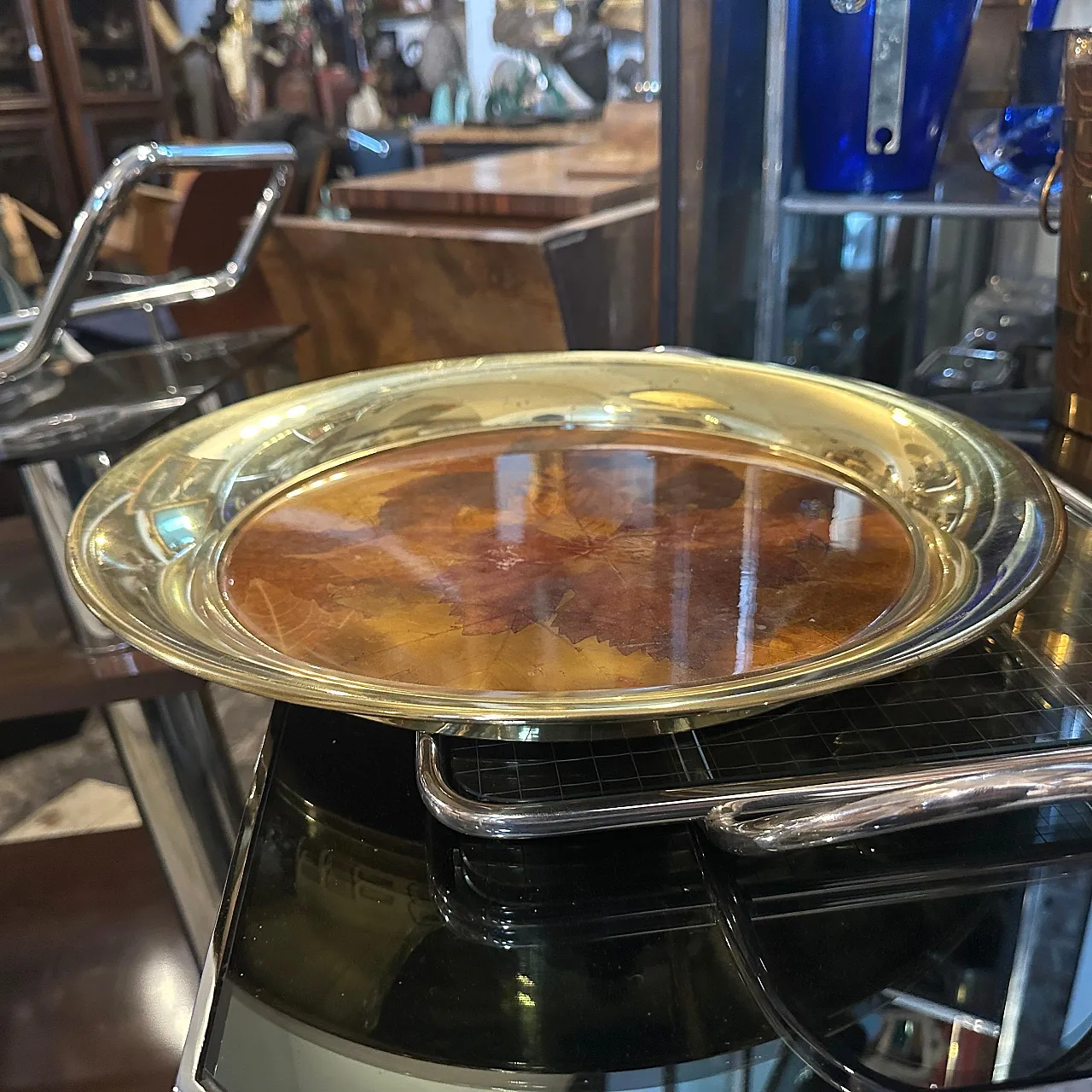Vassoio rotondo in lucite e ottone, anni '70 11
