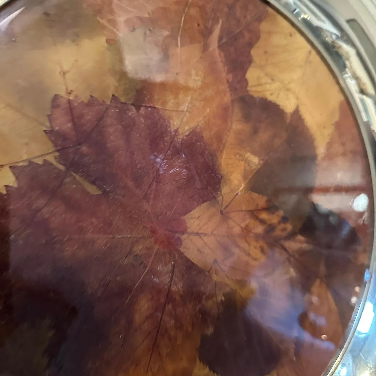 Vassoio rotondo in lucite e ottone, anni '70 13