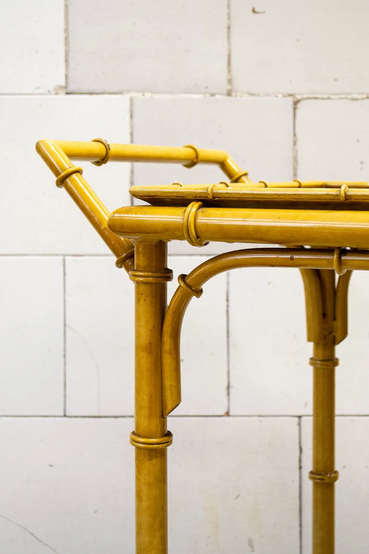 Carrello in metallo laccato e vetro con vassoio, anni '50 3