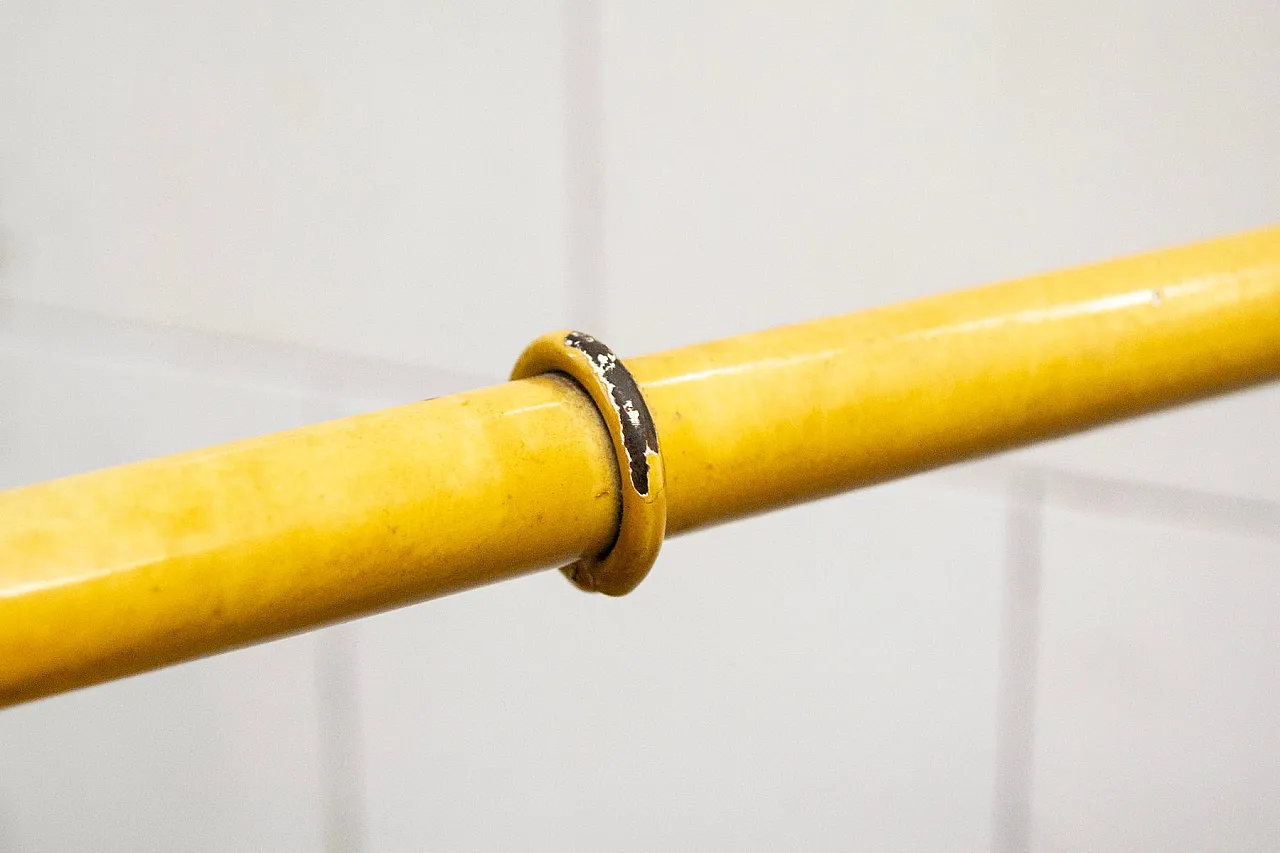 Carrello in metallo laccato e vetro con vassoio, anni '50 7