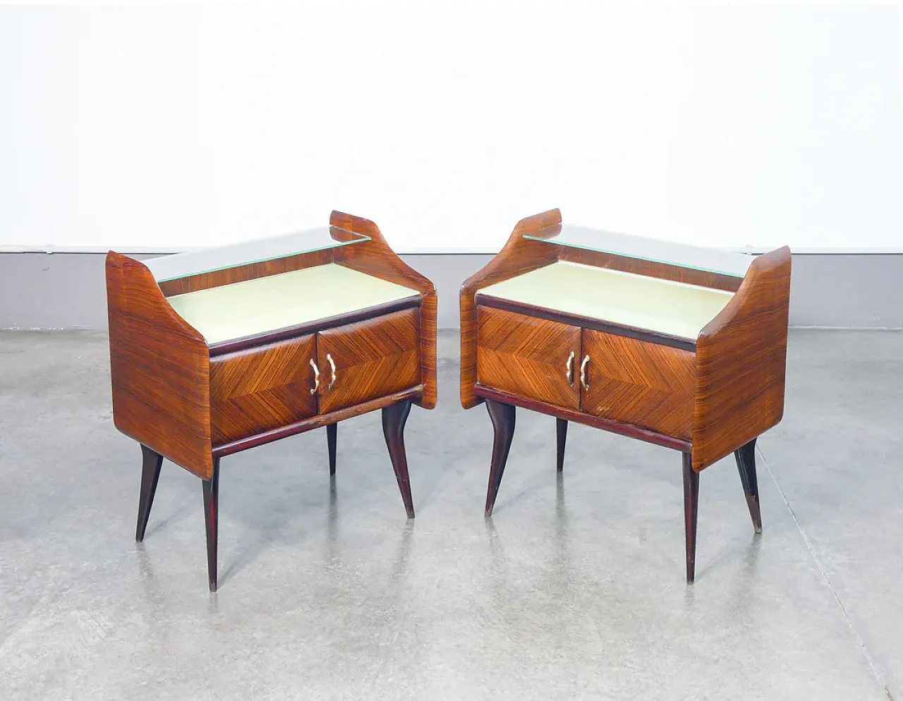 Coppia di comodini in legno e vetro, anni '40 1