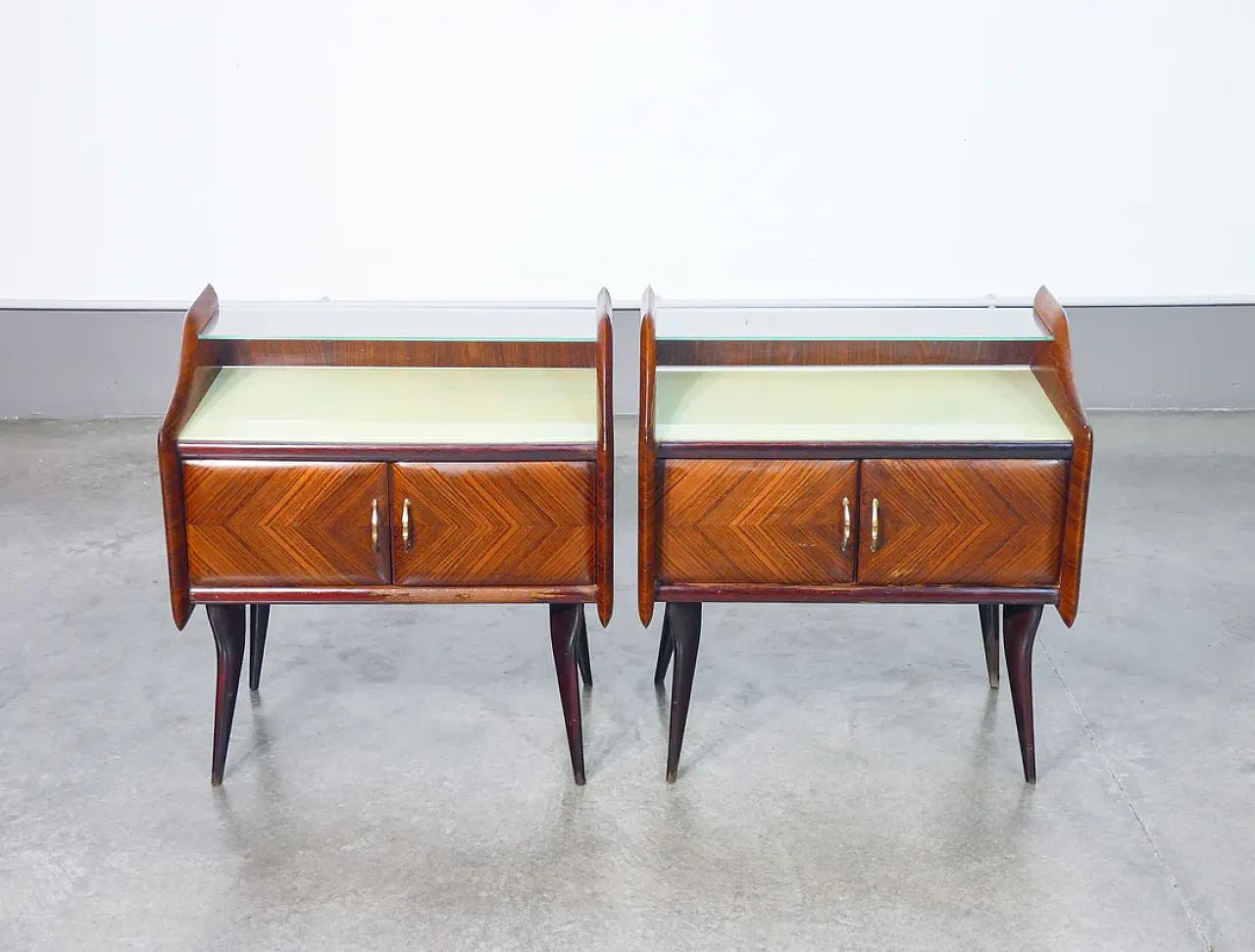 Coppia di comodini in legno e vetro, anni '40 3