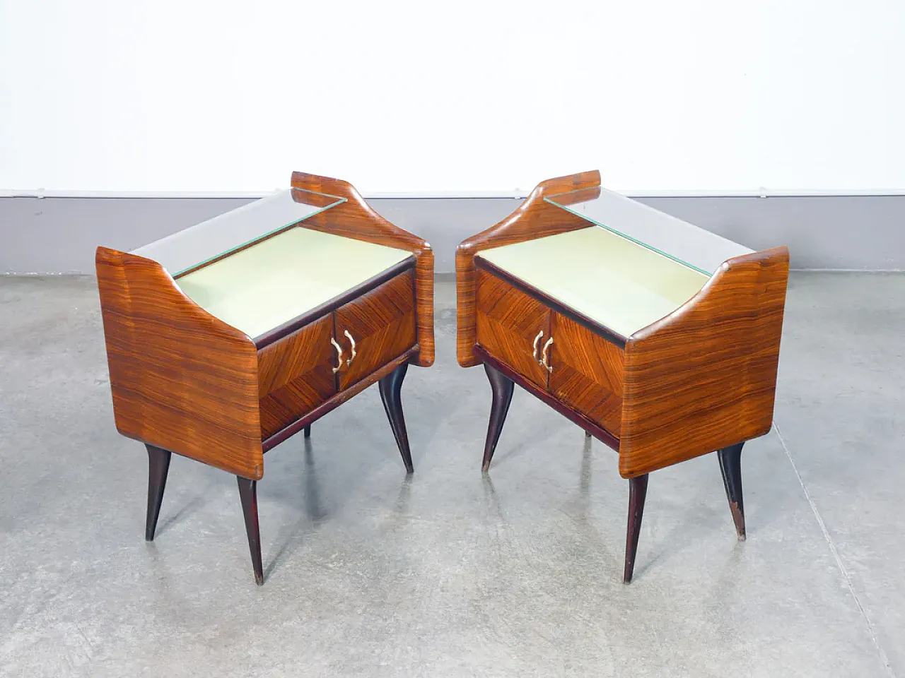 Coppia di comodini in legno e vetro, anni '40 7