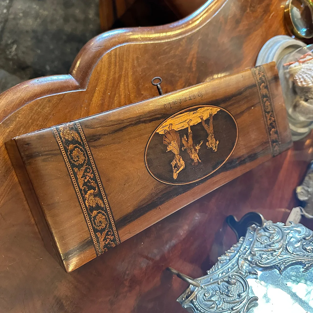 Inlaid walnut Sorrento box, 20th century 5