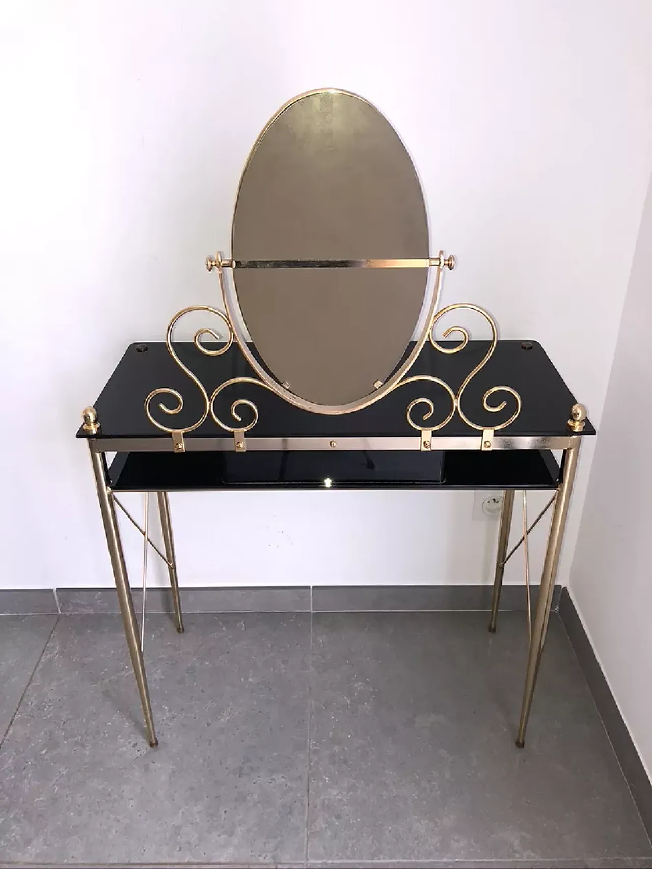 Toeletta in ottone, vetro e plastica nera con sgabello peloso, '900 2