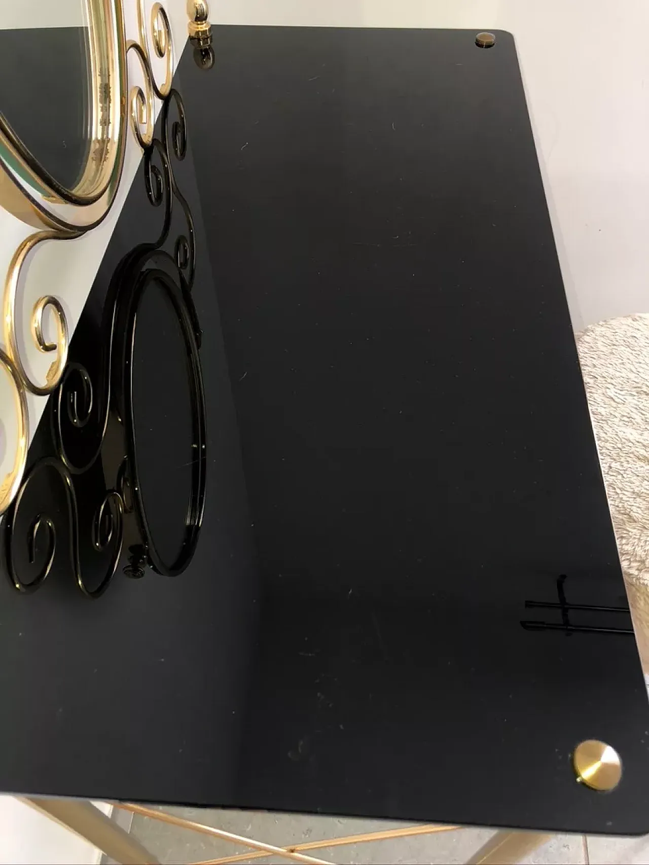 Toeletta in ottone, vetro e plastica nera con sgabello peloso, '900 7