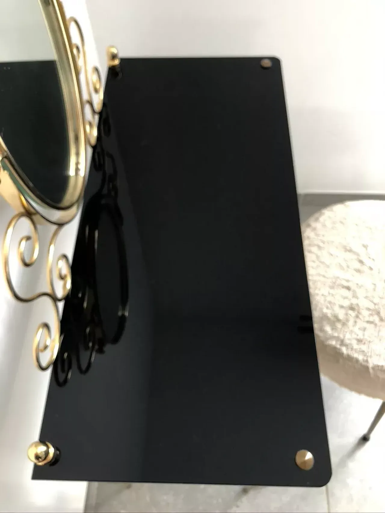 Toeletta in ottone, vetro e plastica nera con sgabello peloso, '900 15