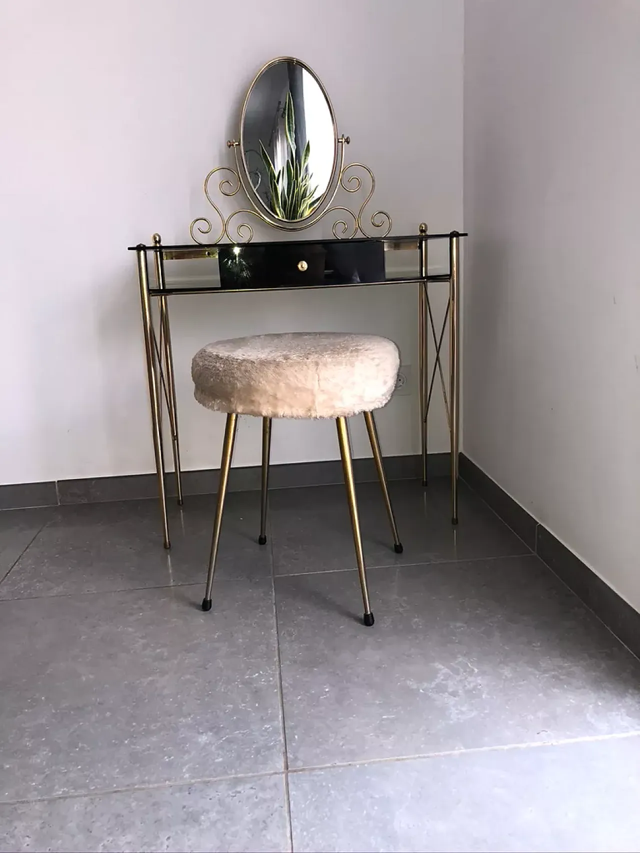 Toeletta in ottone, vetro e plastica nera con sgabello peloso, '900 20