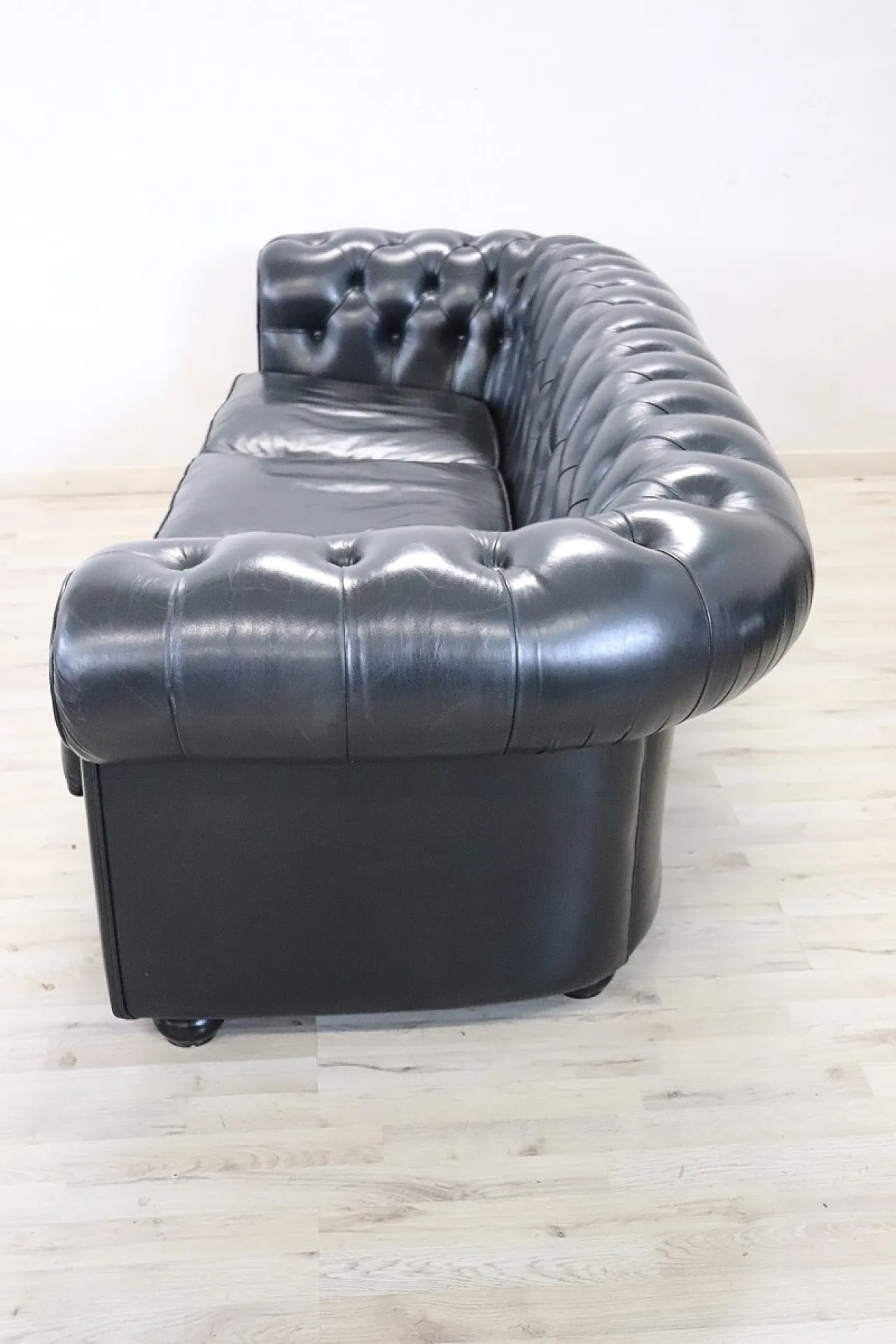 Divano e poltrona  stile Chesterfield in pelle nera, anni '80 7