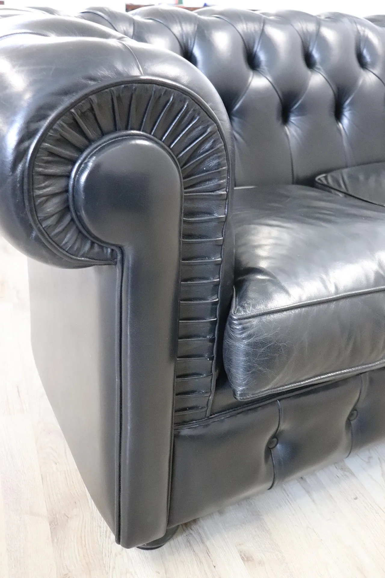 Divano e poltrona  stile Chesterfield in pelle nera, anni '80 10