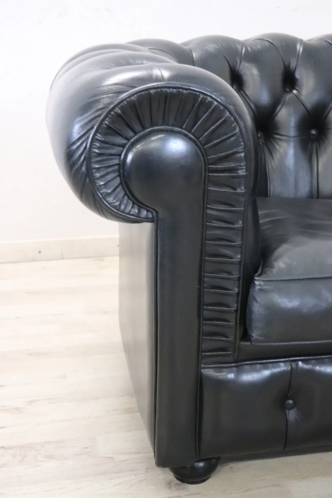 Divano e poltrona  stile Chesterfield in pelle nera, anni '80 13