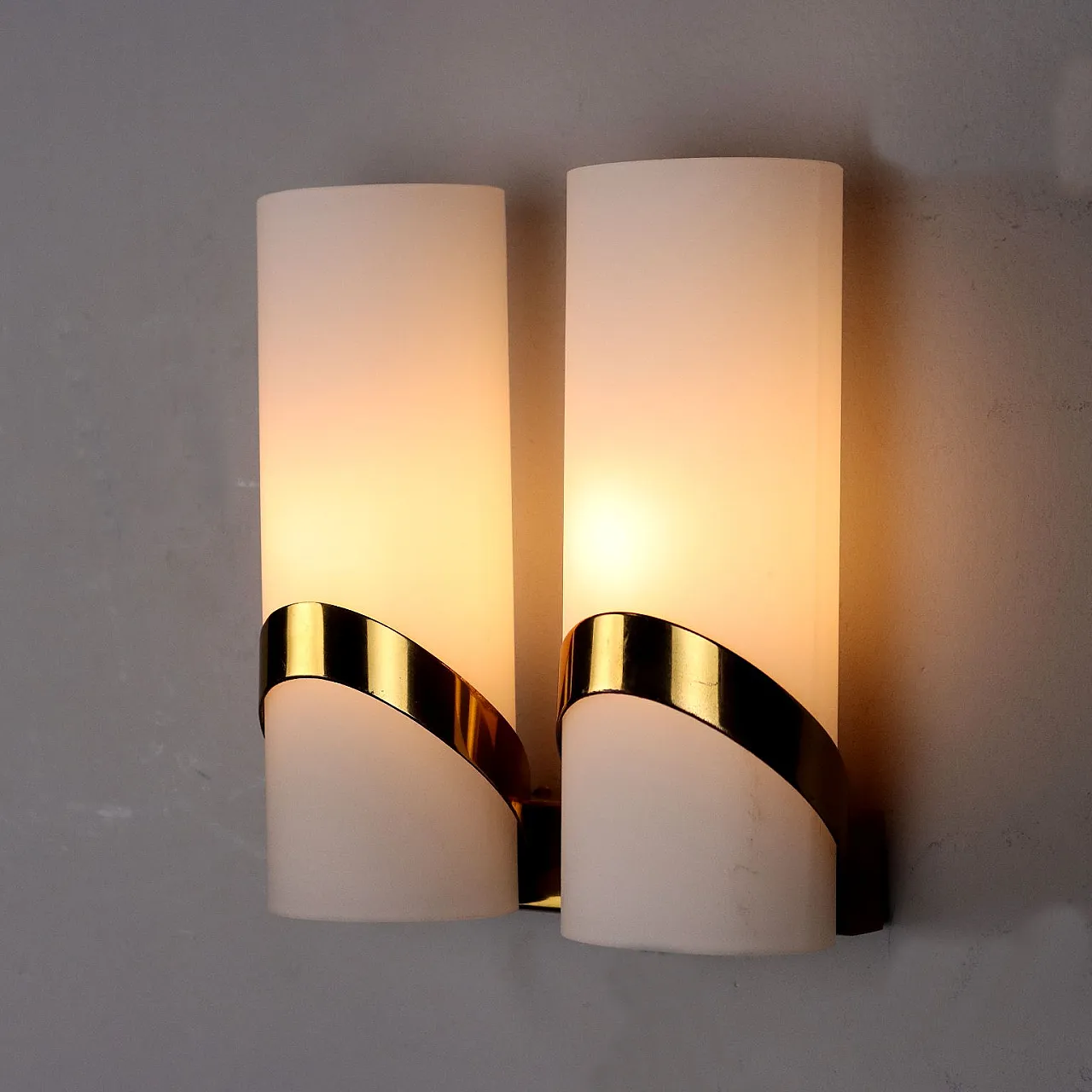 Applique a due luci in vetro opalino ed ottone, anni '60 3