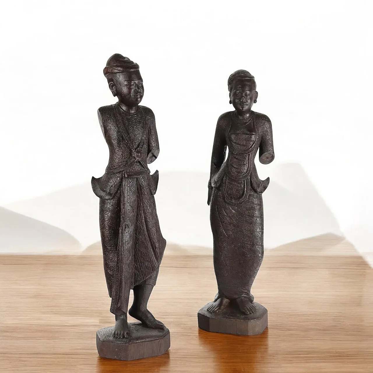 Coppia di sculture in legno raffiguranti figure birmane, inizio '900 10