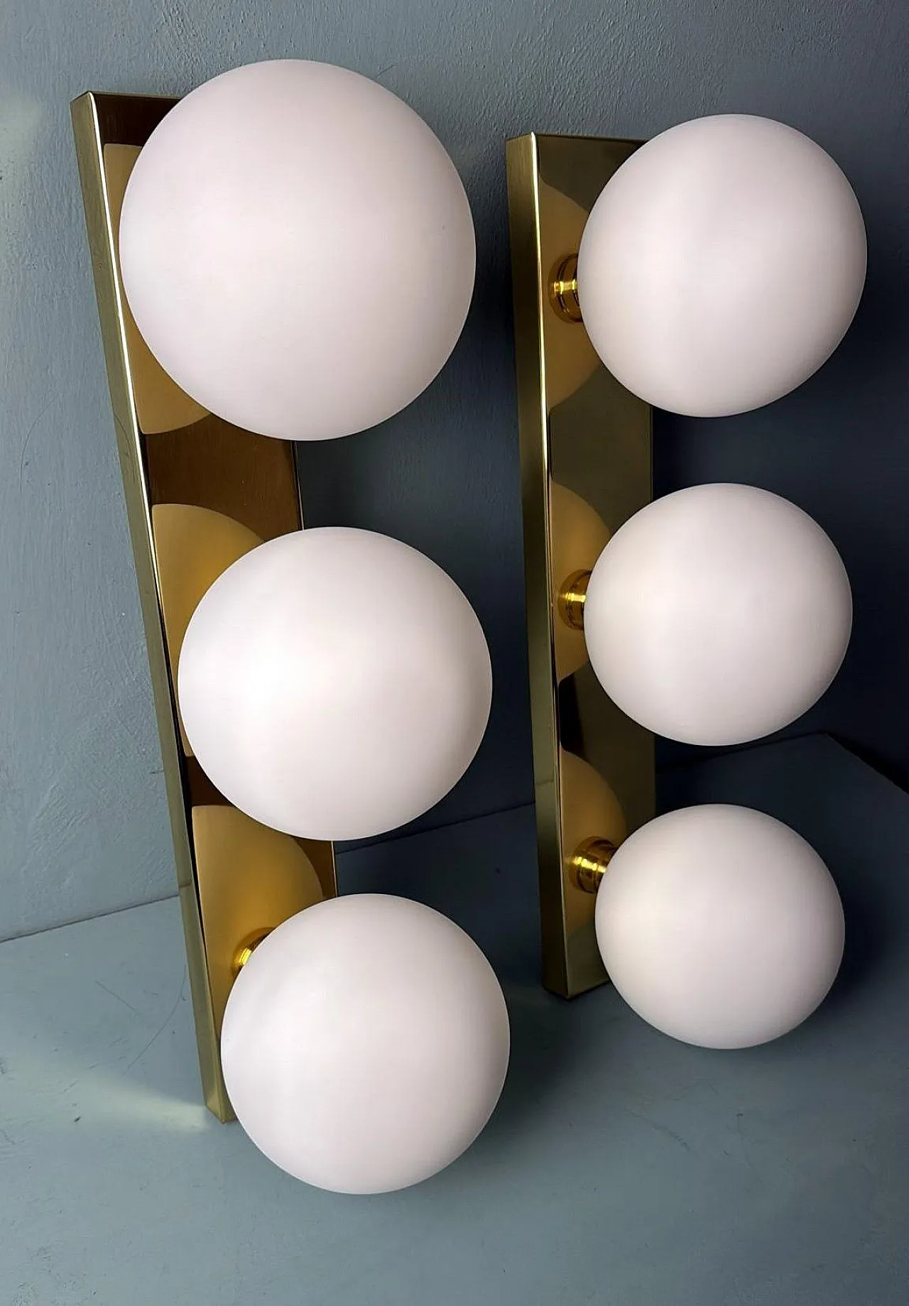 Coppia di lampade da parete in ottone e vetro opalino, anni '80 2