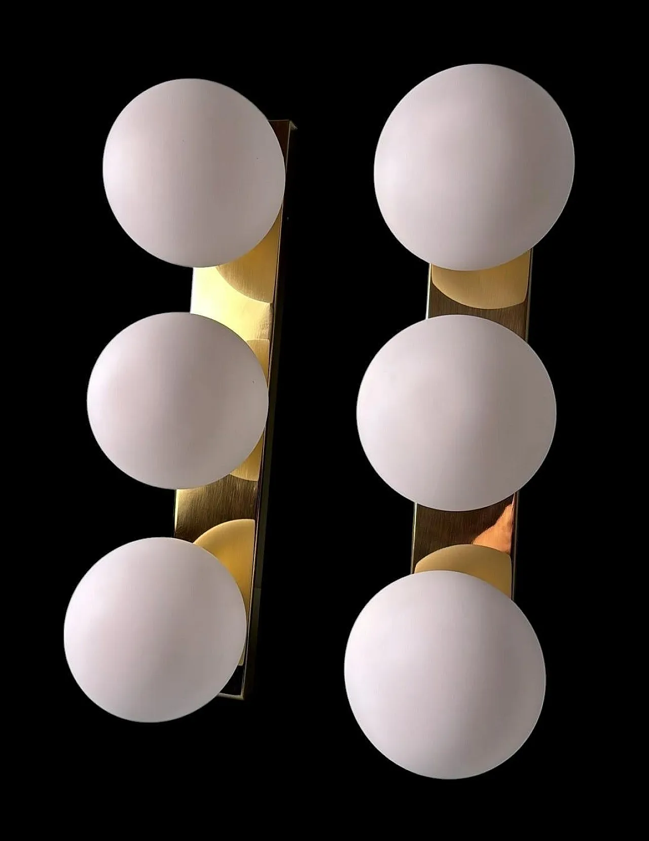 Coppia di lampade da parete in ottone e vetro opalino, anni '80 4