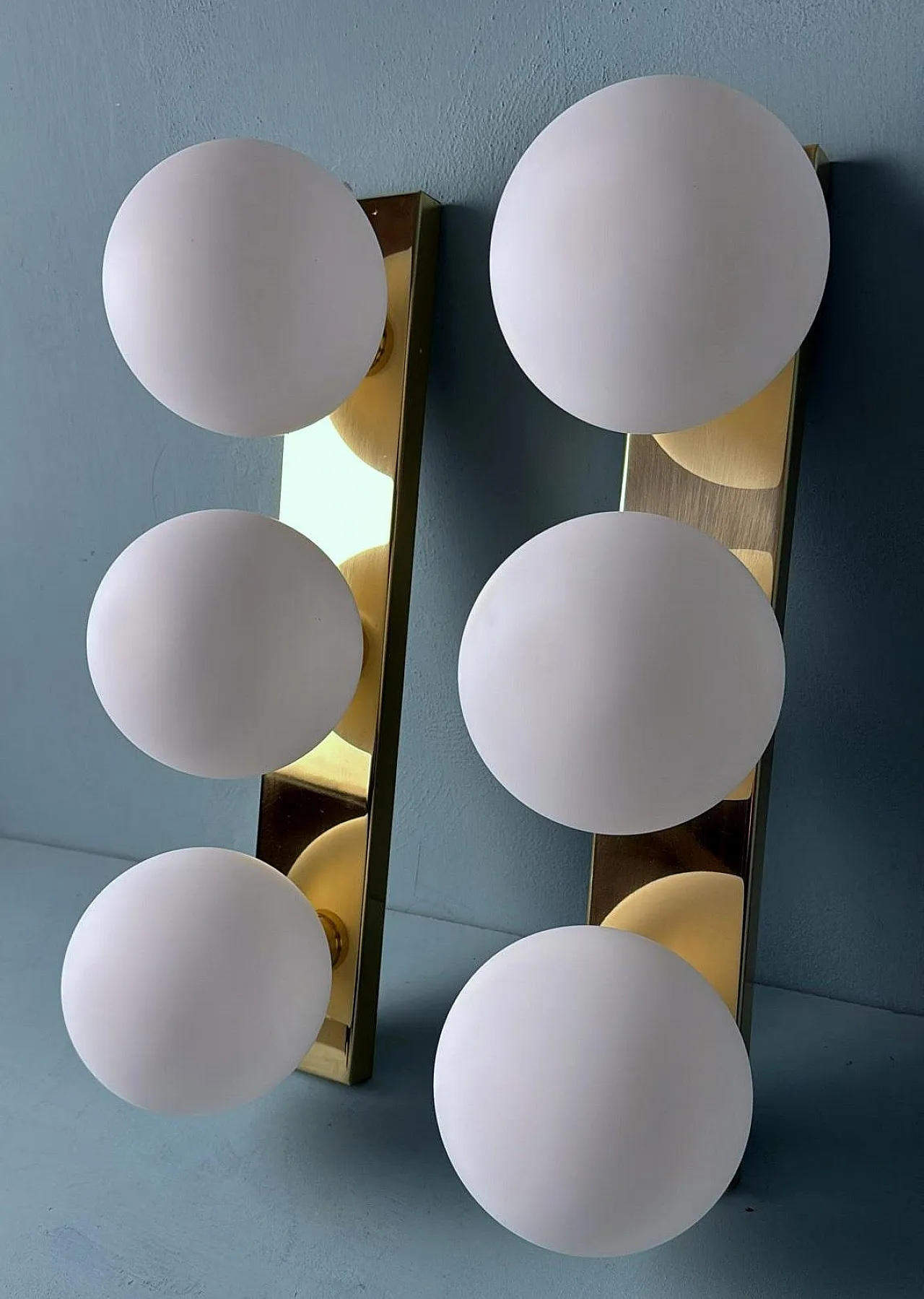 Coppia di lampade da parete in ottone e vetro opalino, anni '80 5