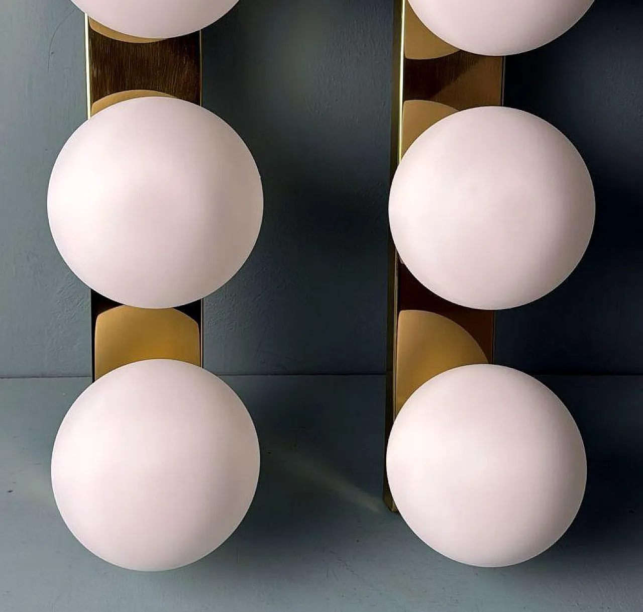 Coppia di lampade da parete in ottone e vetro opalino, anni '80 6