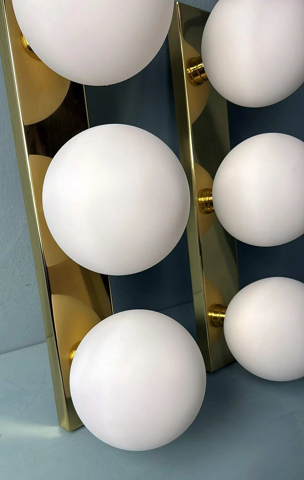 Coppia di lampade da parete in ottone e vetro opalino, anni '80 7