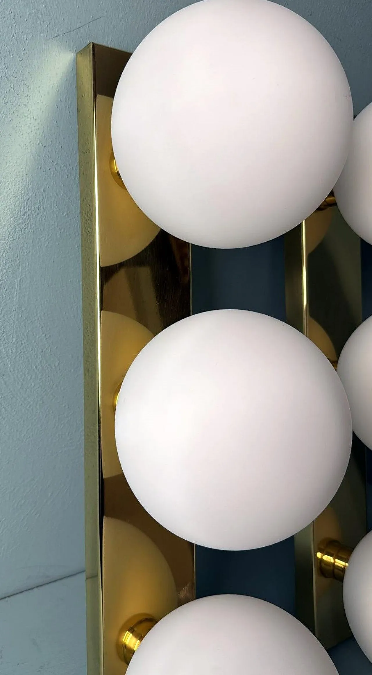 Coppia di lampade da parete in ottone e vetro opalino, anni '80 8