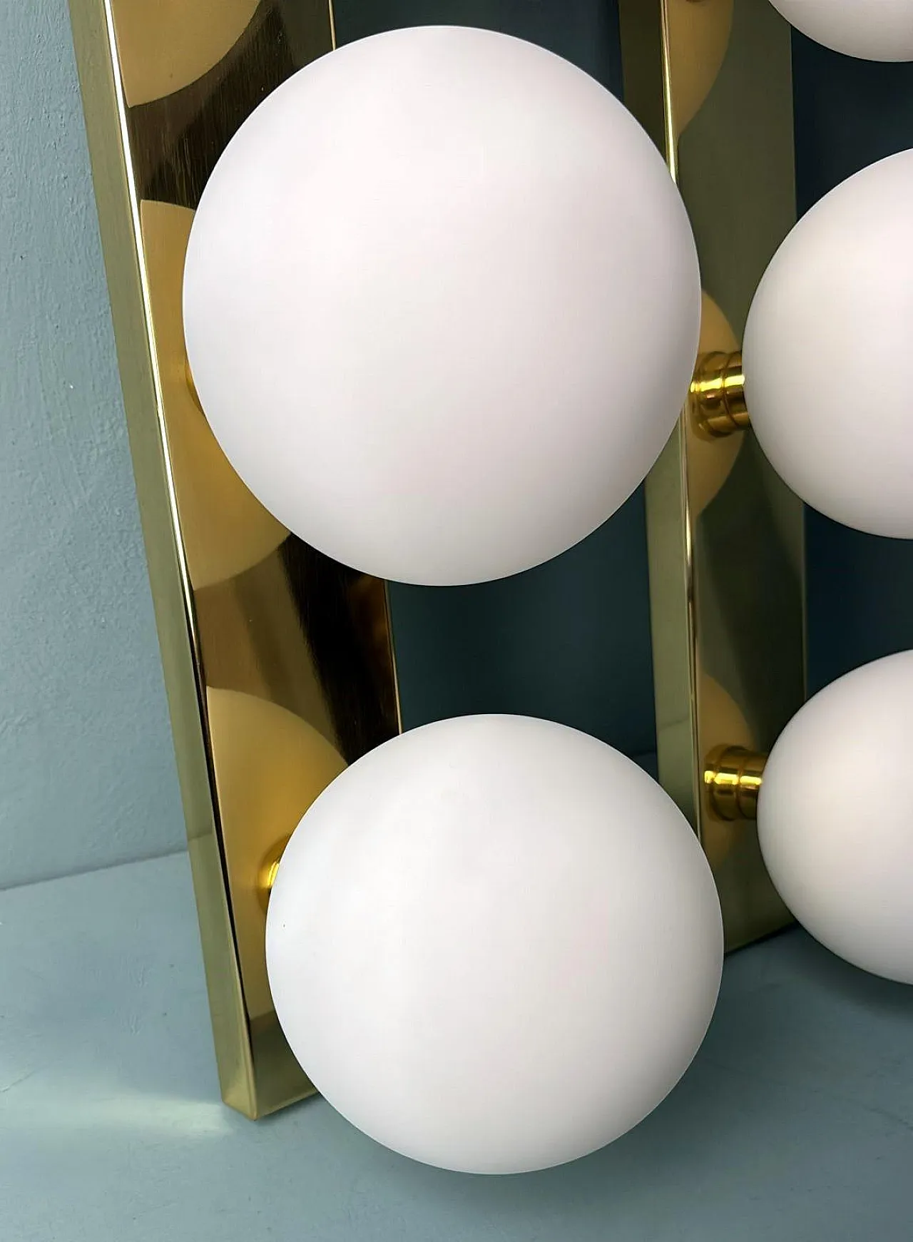 Coppia di lampade da parete in ottone e vetro opalino, anni '80 9