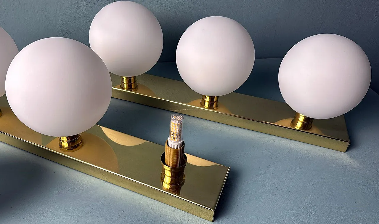 Coppia di lampade da parete in ottone e vetro opalino, anni '80 12