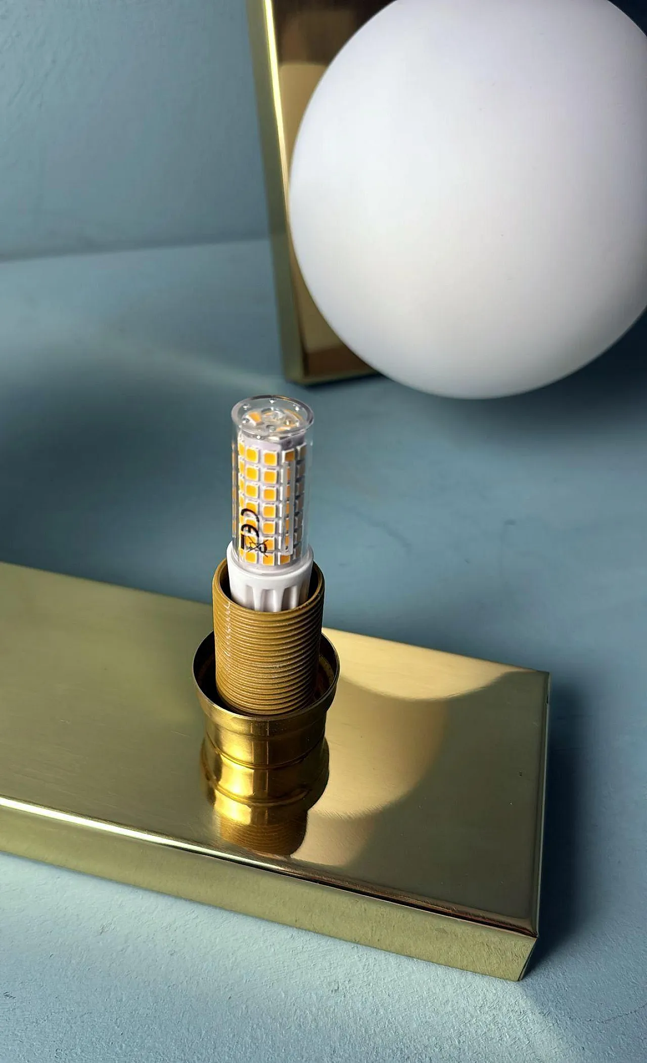 Coppia di lampade da parete in ottone e vetro opalino, anni '80 13