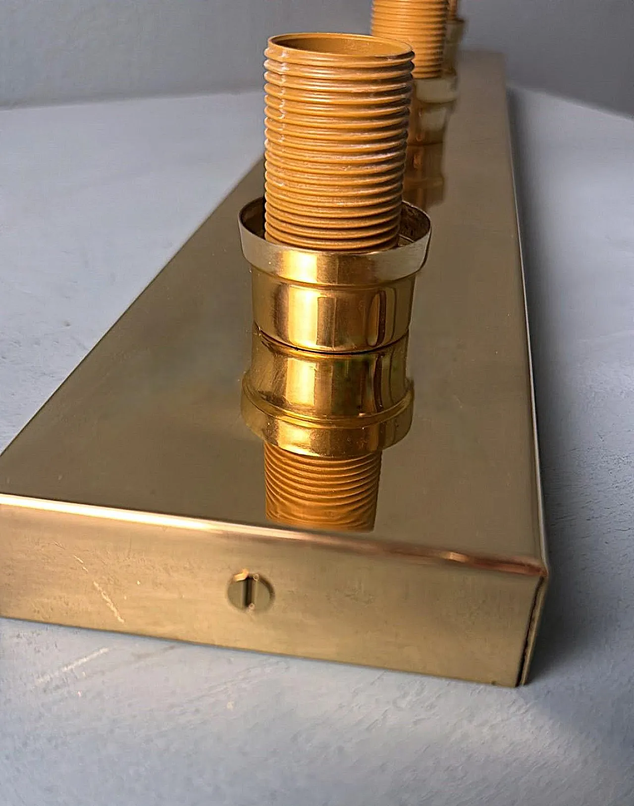 Coppia di lampade da parete in ottone e vetro opalino, anni '80 15