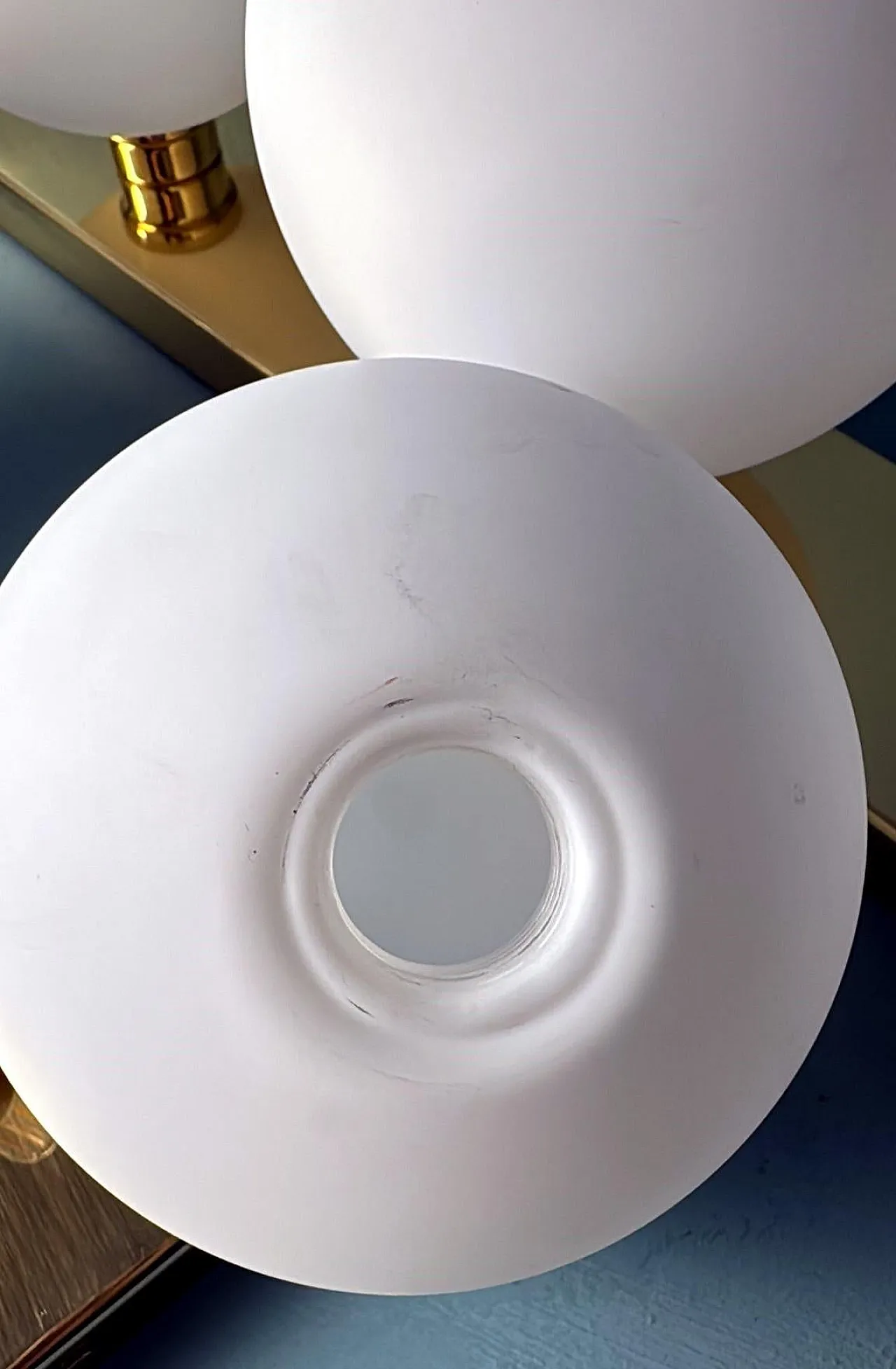 Coppia di lampade da parete in ottone e vetro opalino, anni '80 16