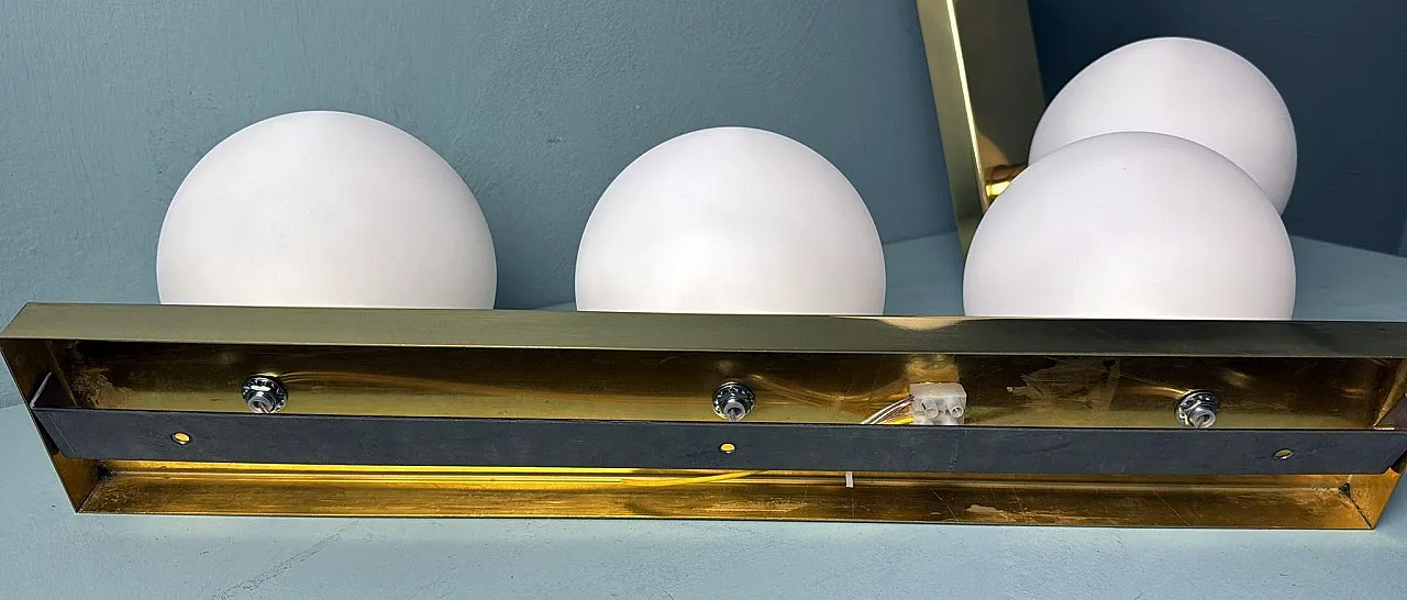 Coppia di lampade da parete in ottone e vetro opalino, anni '80 17