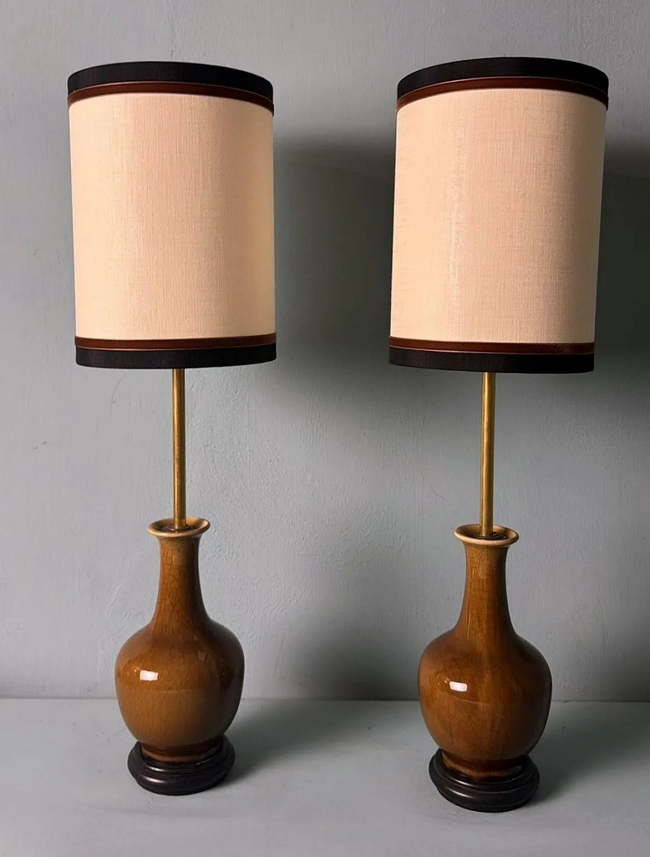 Coppia di lampade in porcellana smaltata e legno, anni '50 2