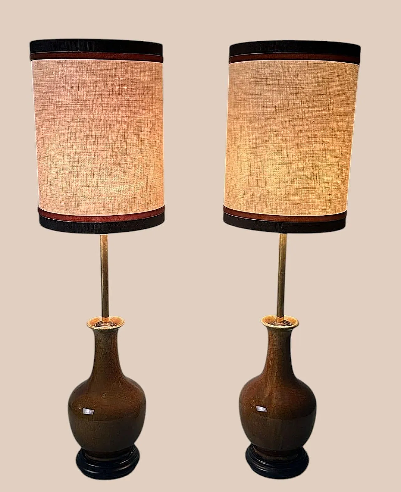 Coppia di lampade in porcellana smaltata e legno, anni '50 4