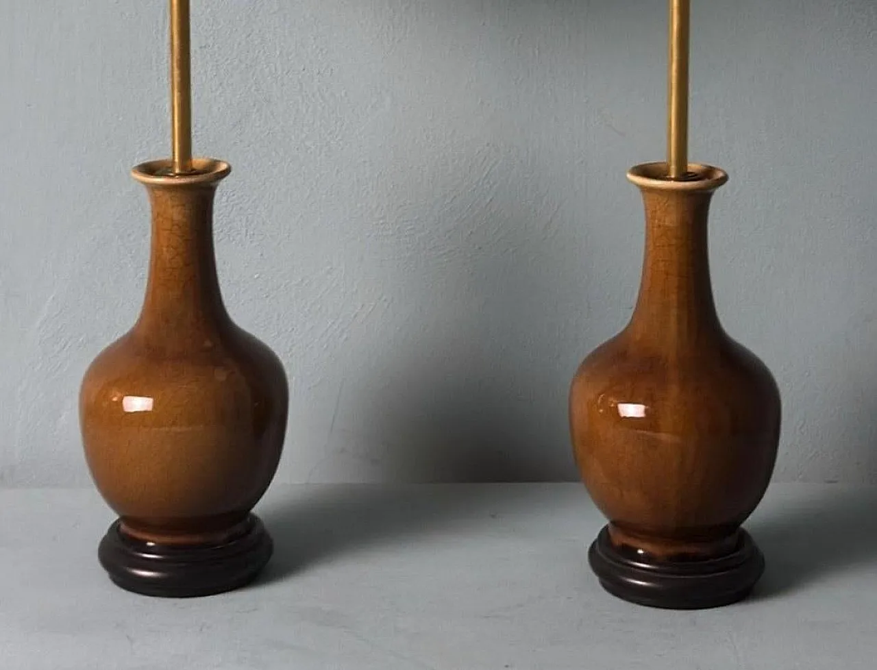 Coppia di lampade in porcellana smaltata e legno, anni '50 5