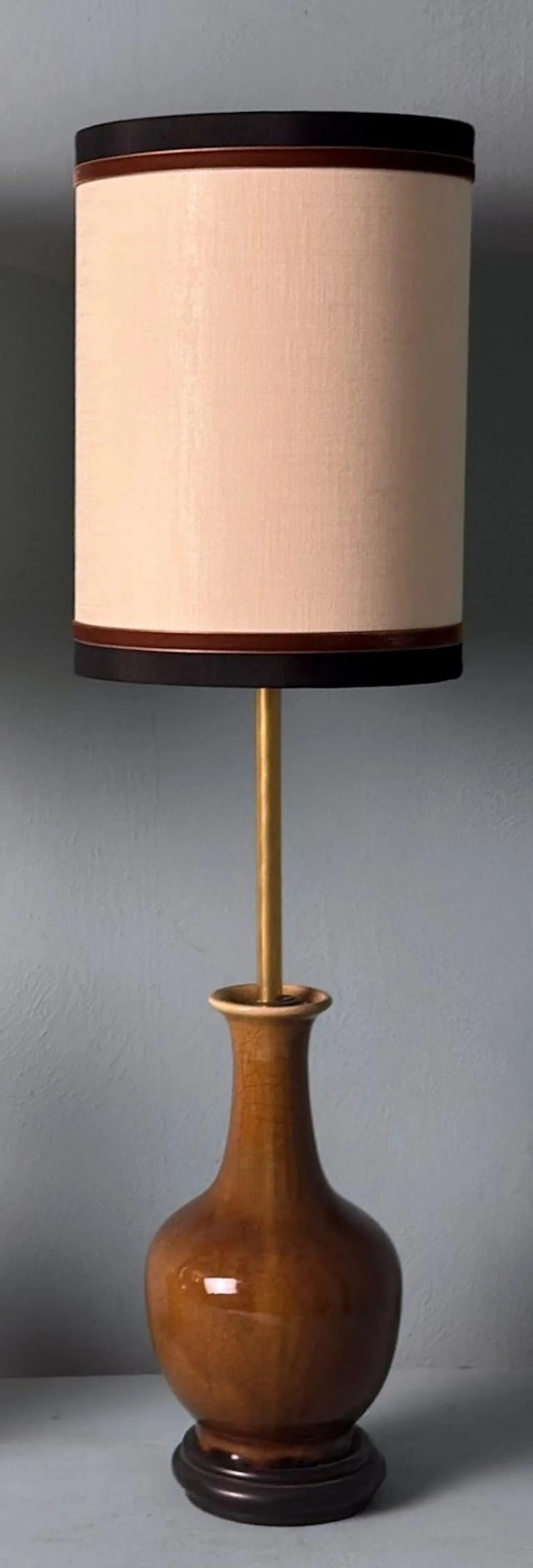 Coppia di lampade in porcellana smaltata e legno, anni '50 7