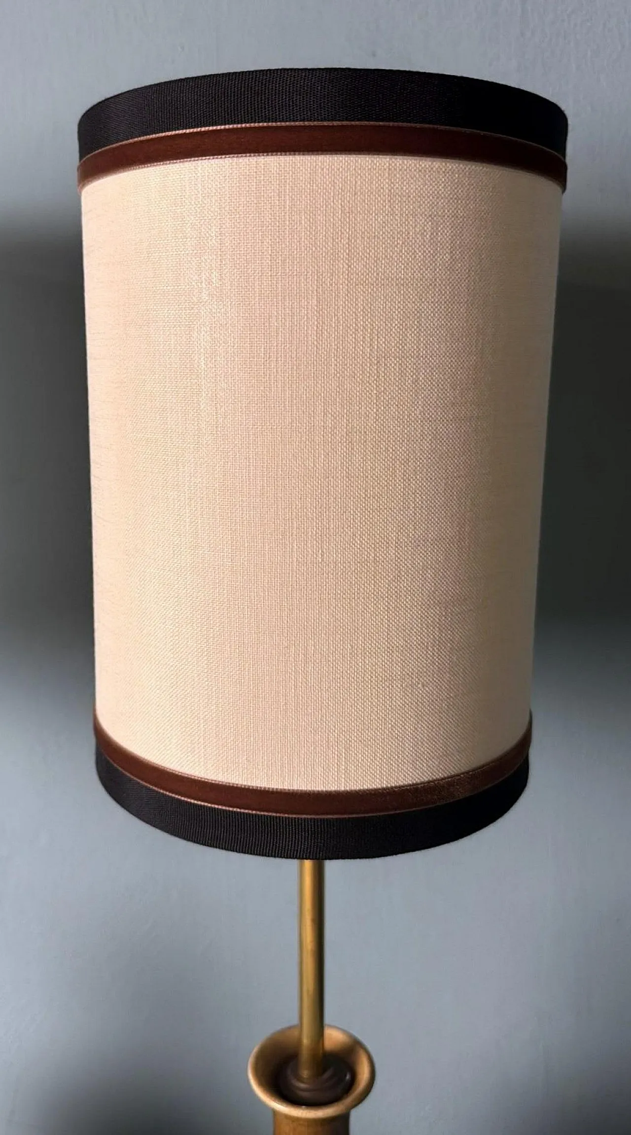 Coppia di lampade in porcellana smaltata e legno, anni '50 8