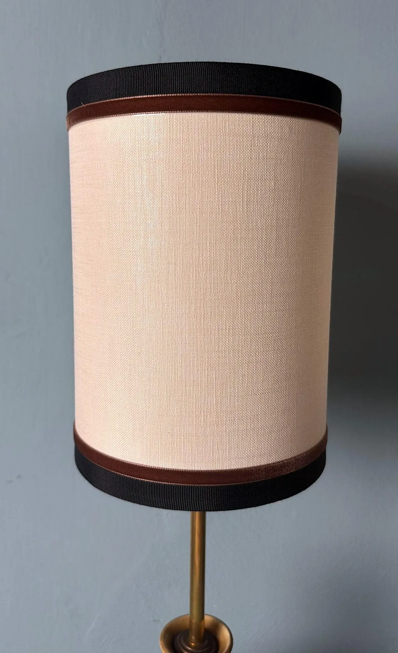 Coppia di lampade in porcellana smaltata e legno, anni '50 9