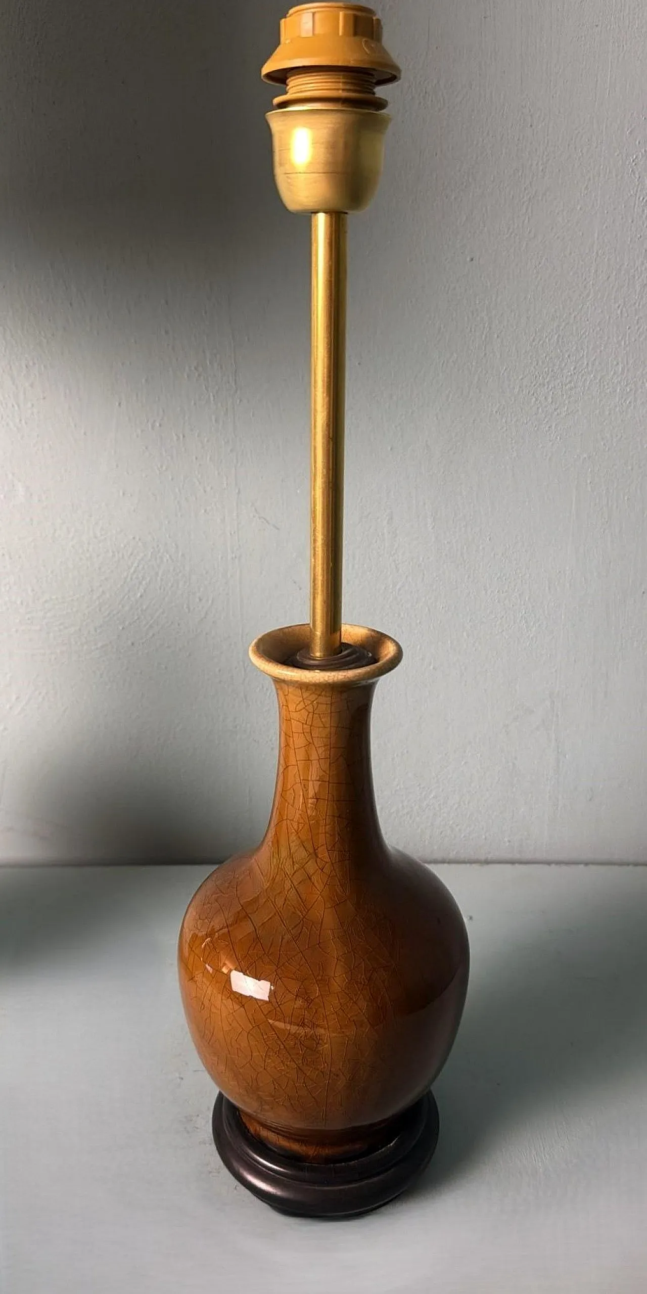 Coppia di lampade in porcellana smaltata e legno, anni '50 10
