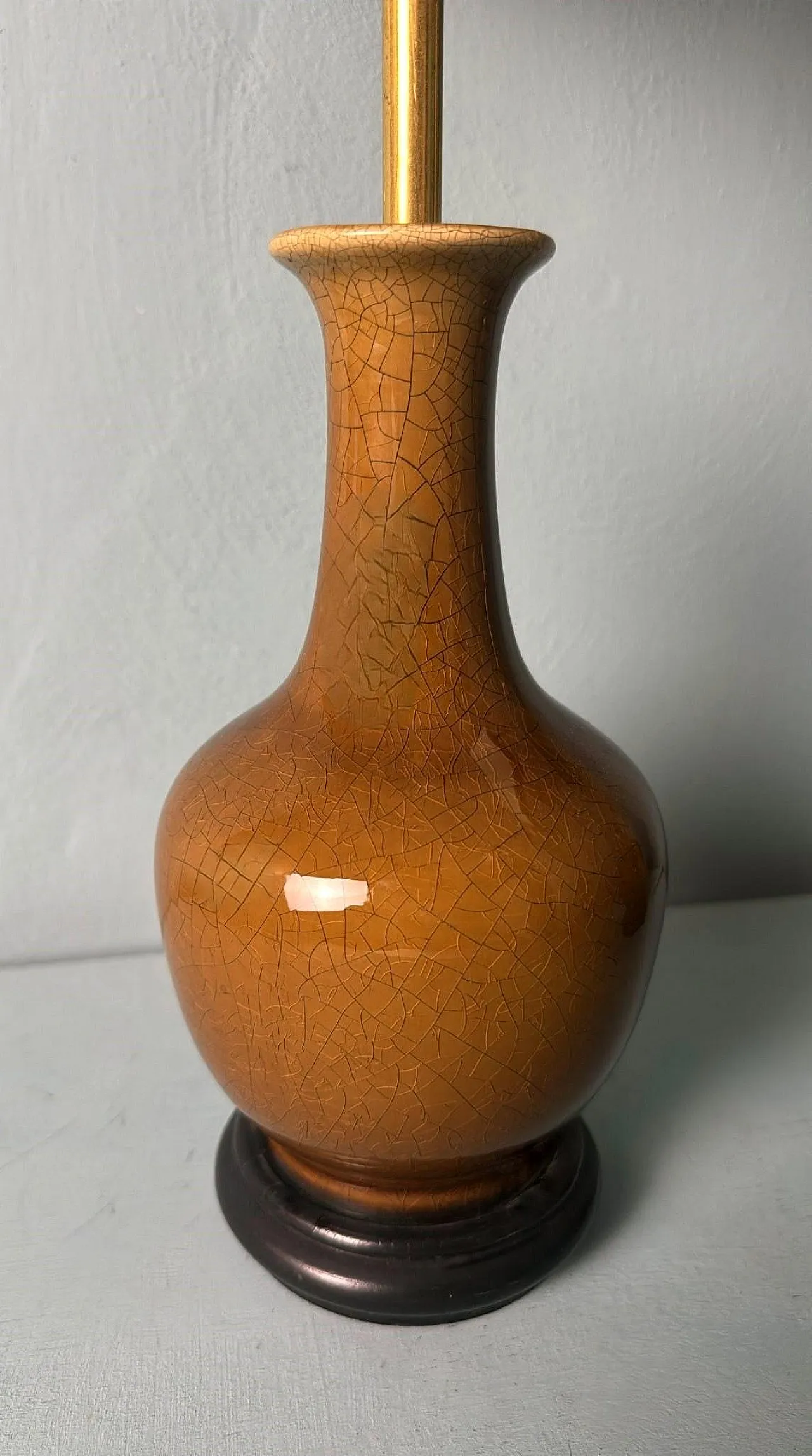 Coppia di lampade in porcellana smaltata e legno, anni '50 12