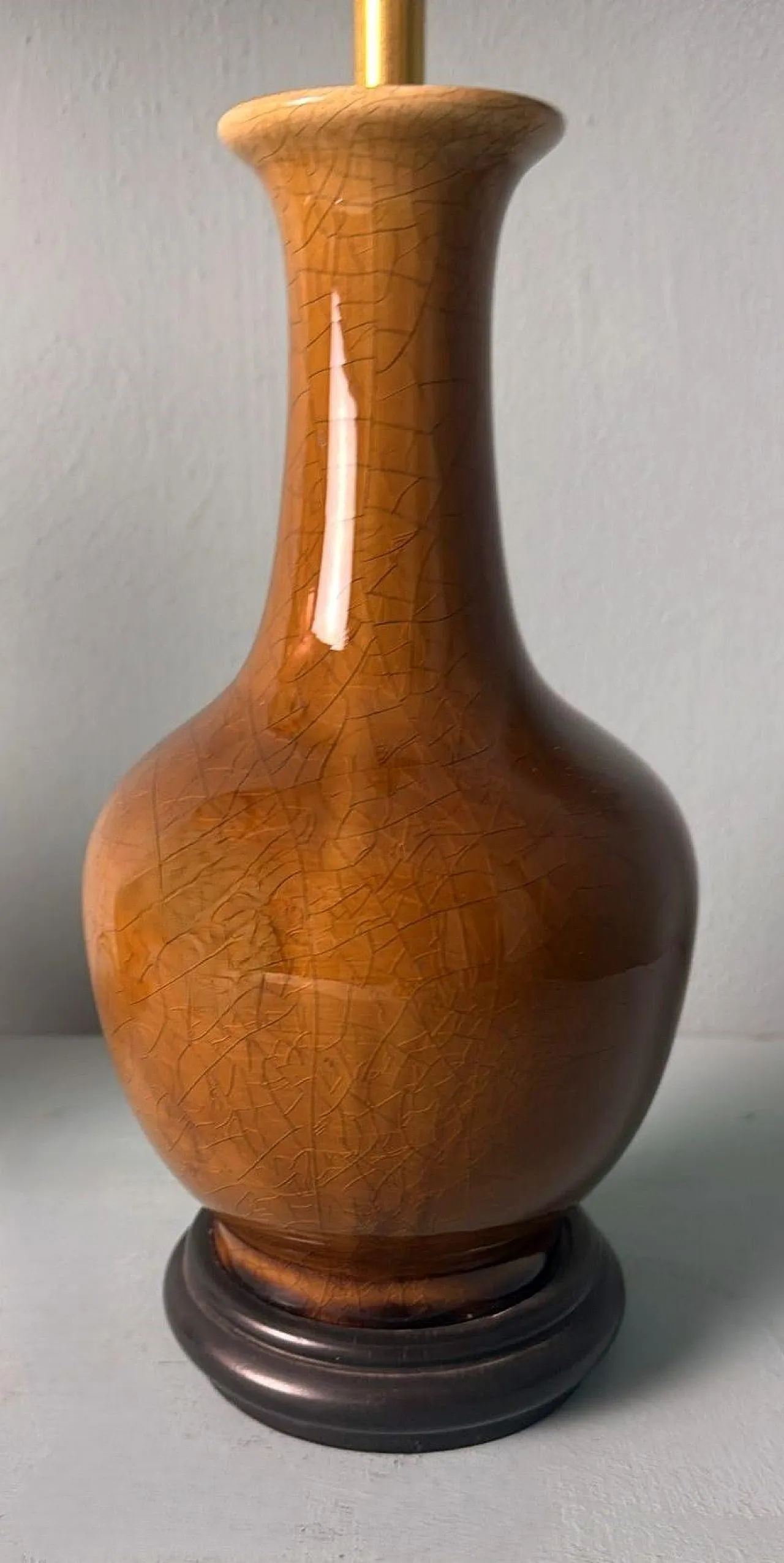 Coppia di lampade in porcellana smaltata e legno, anni '50 13