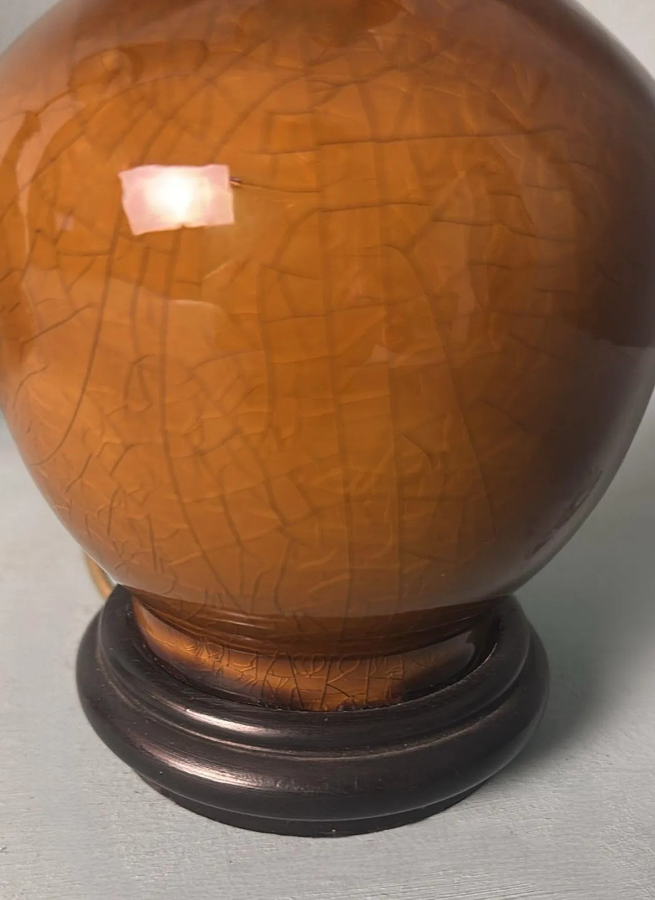 Coppia di lampade in porcellana smaltata e legno, anni '50 17