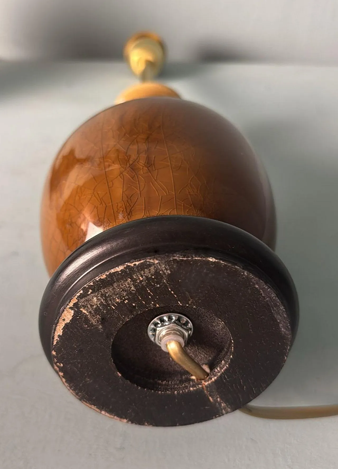 Coppia di lampade in porcellana smaltata e legno, anni '50 18