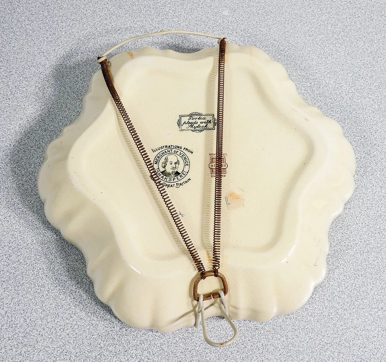 Piatto da parete raffigurante il Mercante di Venezia, anni '80 5