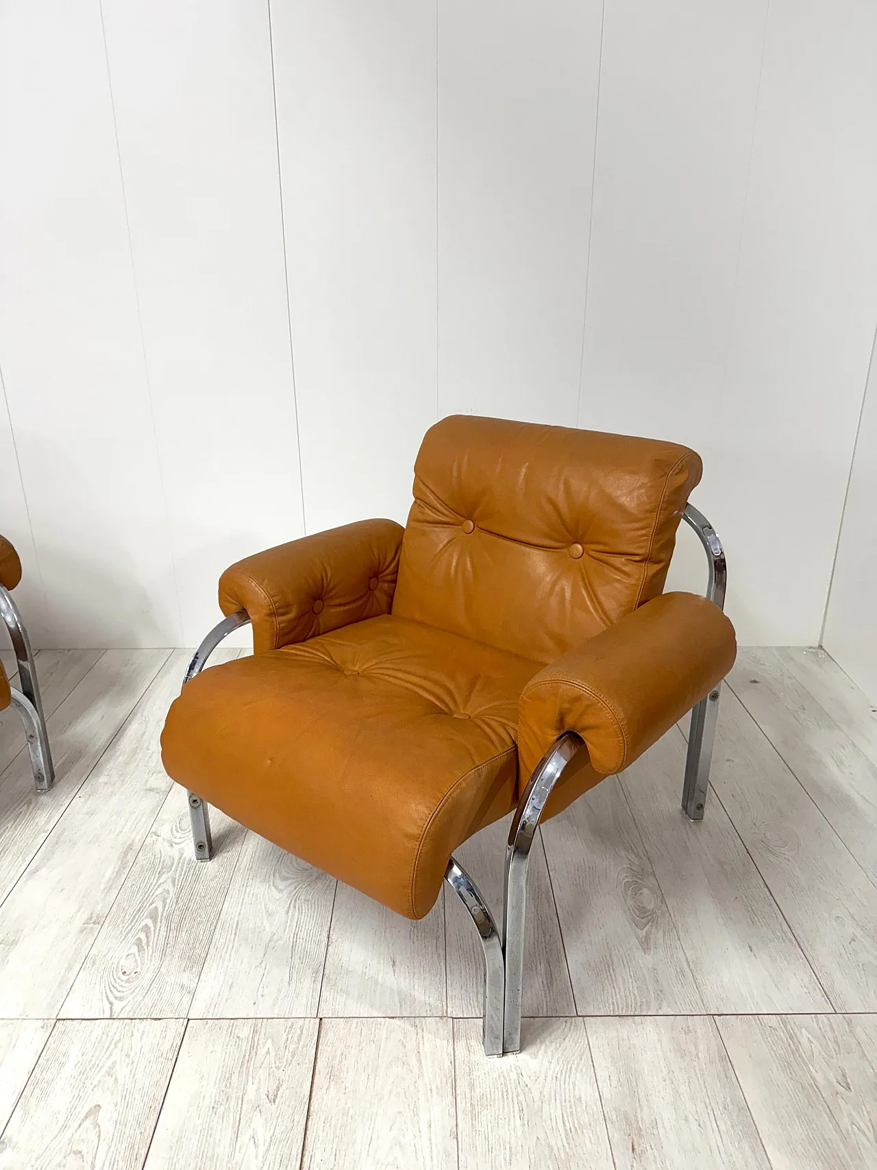 Coppia di poltrone in pelle, anni '70 3